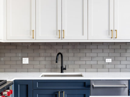 Custom kitchen cabinets in dark blue and white in a modern renovated kitchen