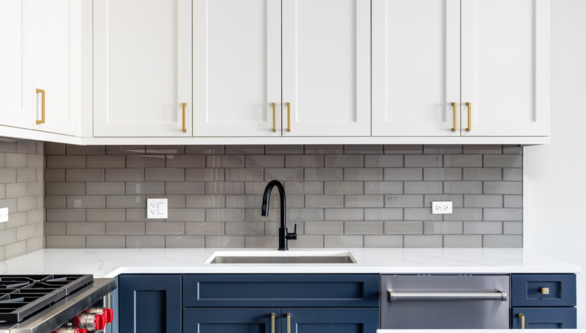 Custom kitchen cabinets in dark blue and white in a modern renovated kitchen